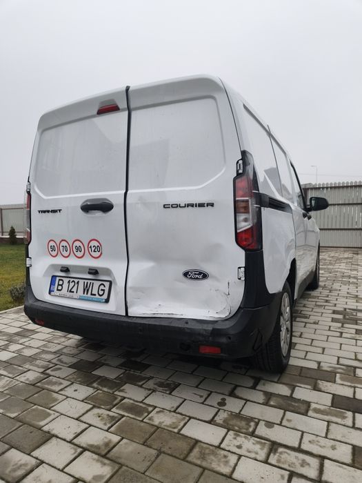 Ford Transit  Courier ușor avariat/avariate