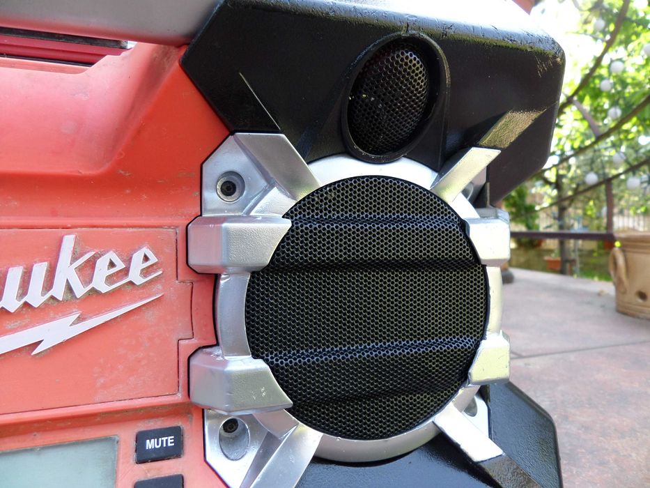 Radio santier Milwaukee C12-28 DCR perfect functional pe acumulatori si la priza