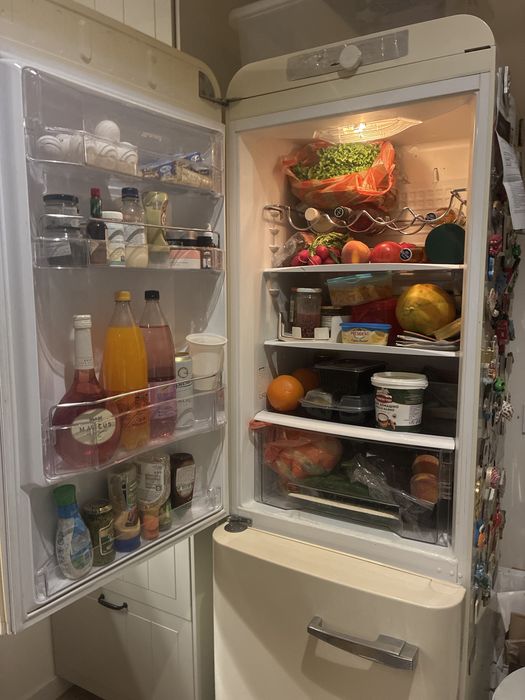 Продавам Хладилник SMEG