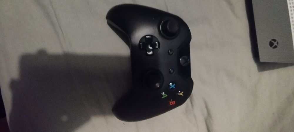 Xbox one s cu două controlăre