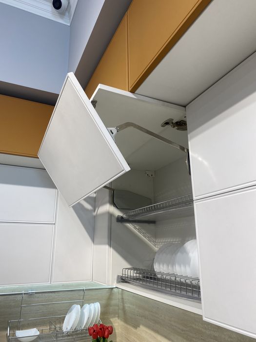 продаётся кухонный гарнитур. Образец витрина