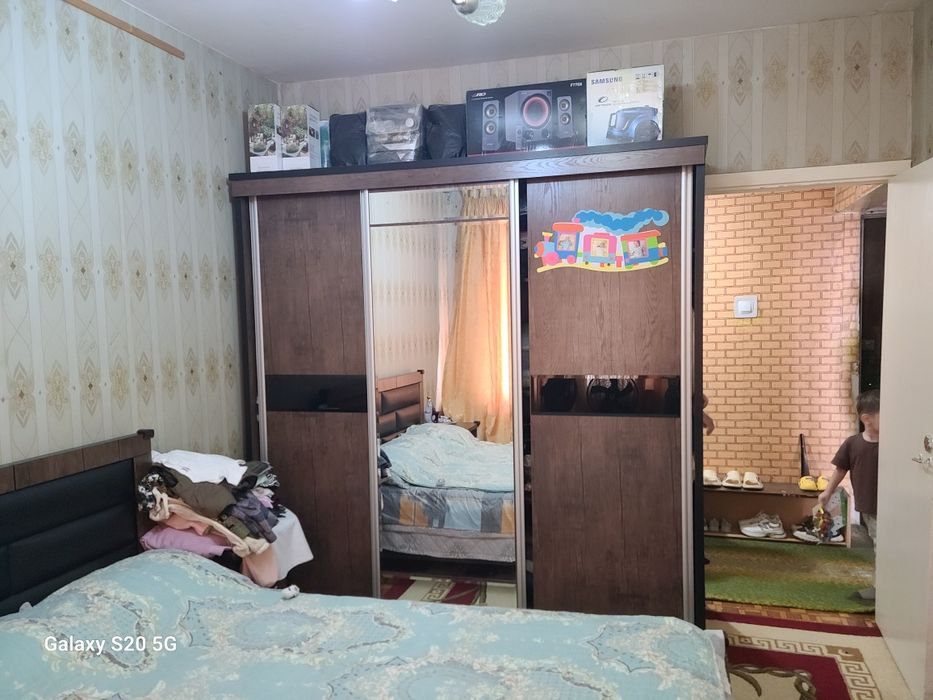 Kvartira sotiladi Navoi shahar 10 mkr Lamanosova 2** kv4 etaj 2 xonali