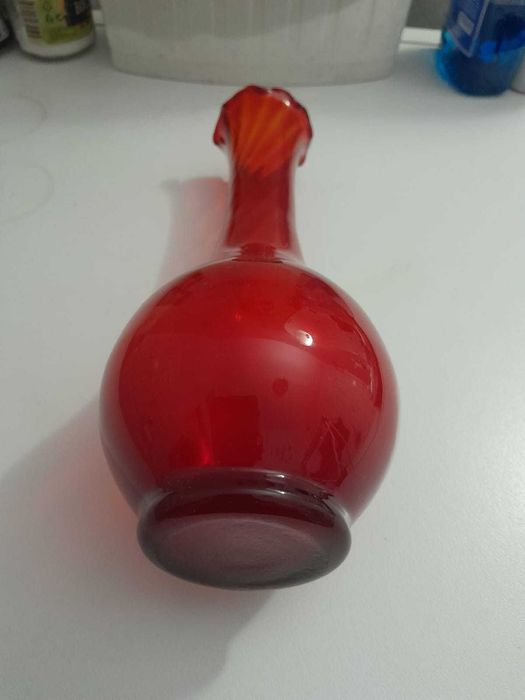 Vază de sticlă Murano, roşu rubin, colorată în masă, bordură lobată