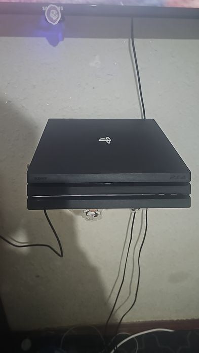 Playatation 4 pro.  Sotiladi