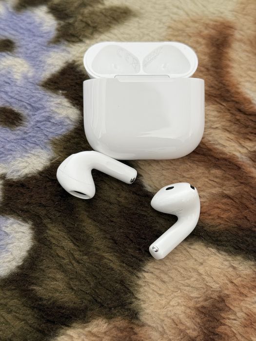 AirPods 4.