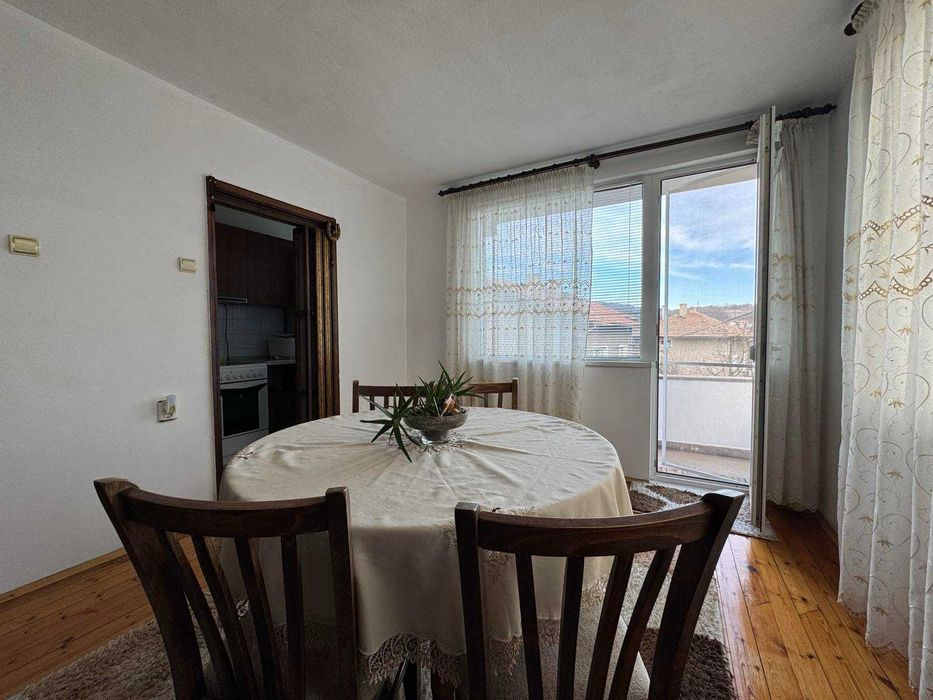 два самостоятелни етажа с гараж и двор