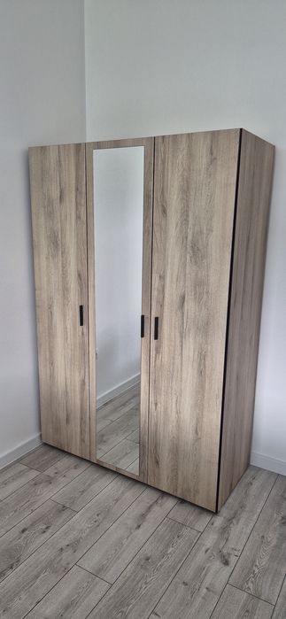 Vând mobila dormitor Set Mobila Dormitor Irim Treff II , Pat 160x200 cm, Dulap 3usi, 2 Noptiere, Comoda,