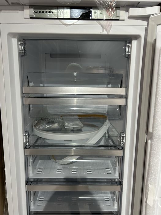 НОВ No Frost Вертикален фризер за вграждане GRUNDIG 177 См ,250 литрa
