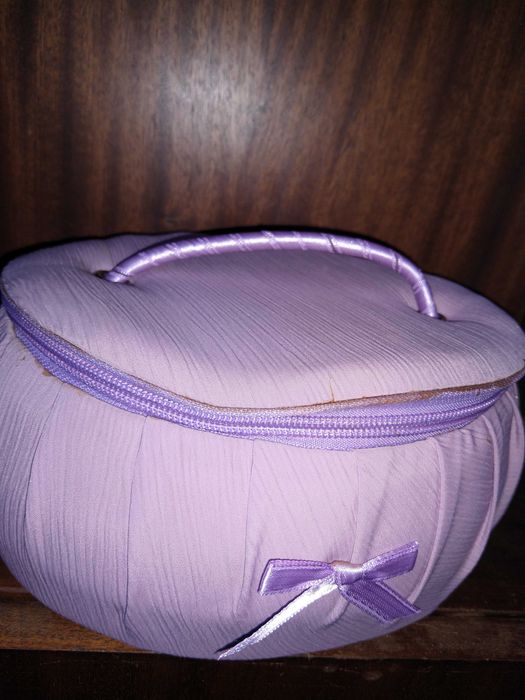 Нова чанта за гримове или бижута