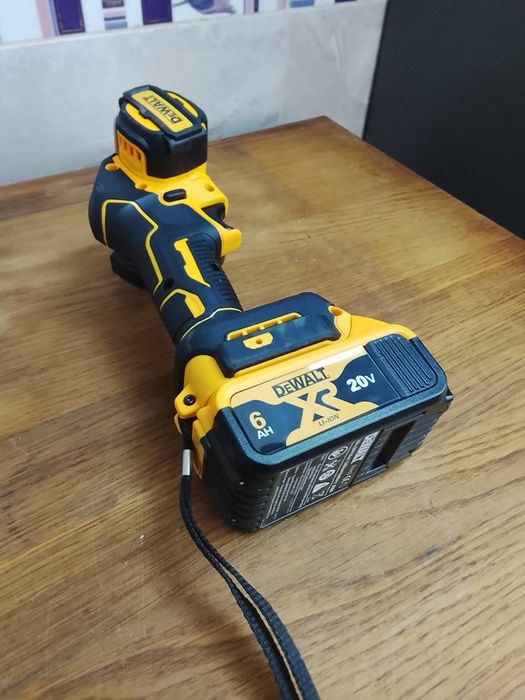 Mini flex dewalt cu o baterie de 6a