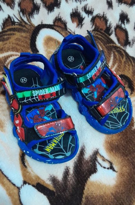Vînd sandale cu luminițe +ce se mai vede în poze