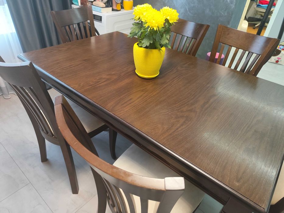 Дървена маса(орех) и шест стола (орех))