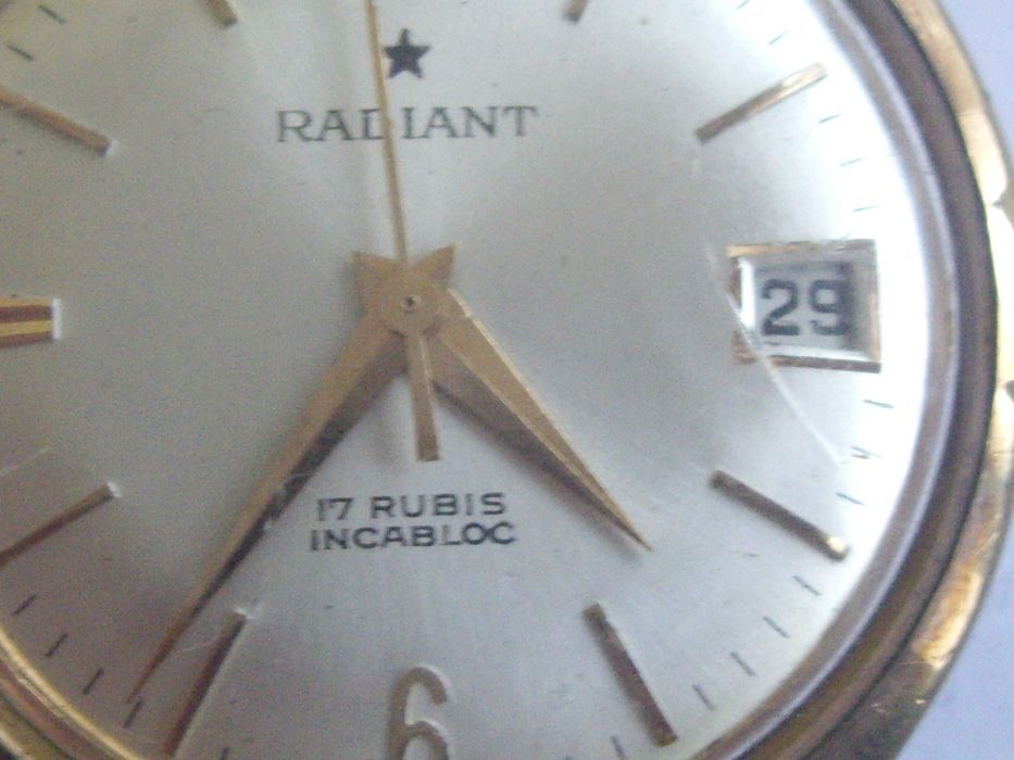 Стар швейцарски позлатен часовник.