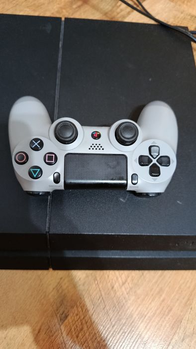 Продавам. Конзолаз джойстик и 2 бр.игри