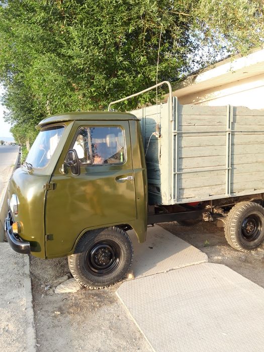 Uaz moshina sotiladi