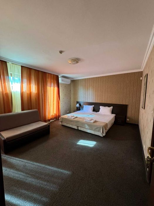 ХОТЕЛ с РЗП 1300 кв.м., работещ, град Карлово