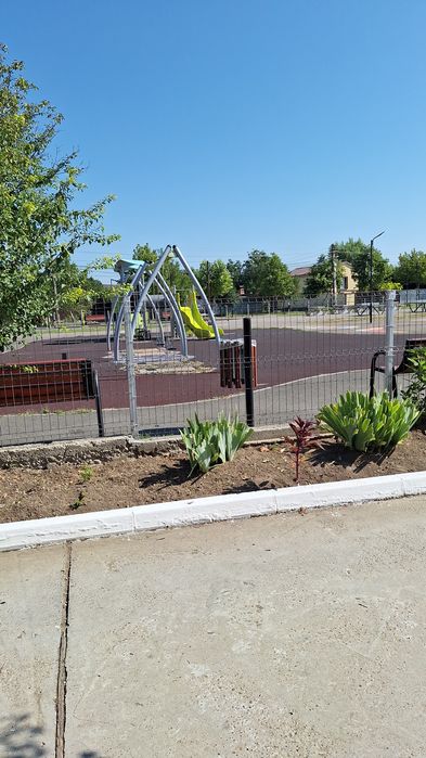 Vând  casă,  3 camere,  1 bucătărie cu hol, 1 baie .  Zona Gării, aproape de parcul pentru copiii recent  renovat.  Loc de parcare inclus.