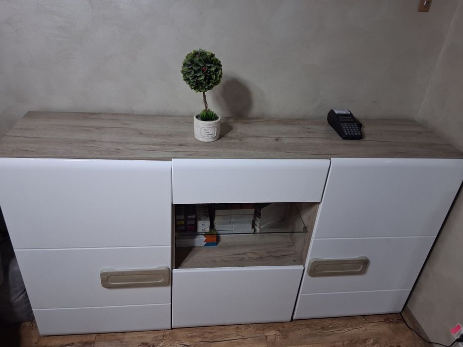 Comoda cu uși și vitrina