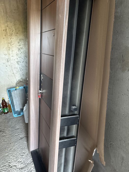 Ușa nouă modernă de exterior