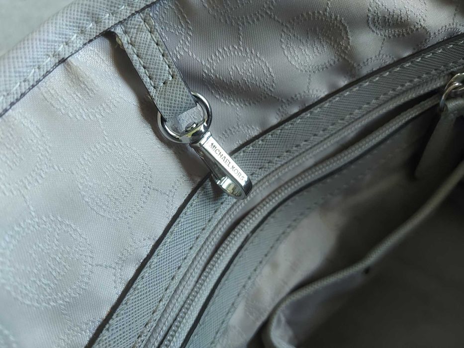 Дамска чанта Michael Kors Jet Set Saffiano Bag със сребристи капси.