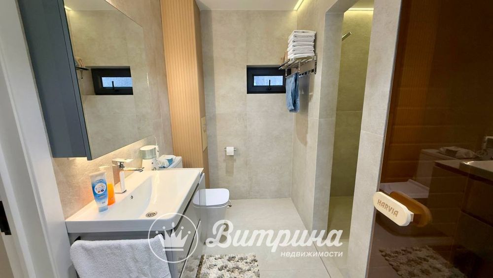 Трёхуровневый дизайнерский дом позади Greenwich