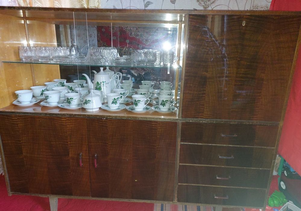 Продаётся сервант