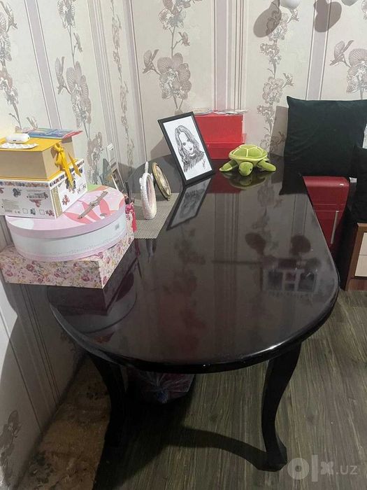 крепкий стол на 6-8 человек.