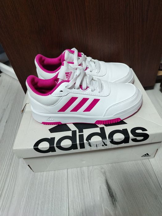Vând adidași de damă