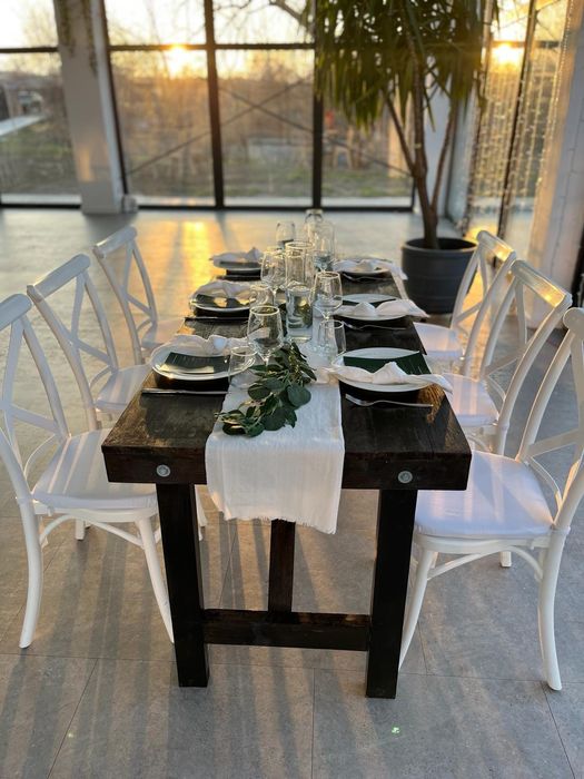 Inchiriem mese lemn si scaune pentru evenimente