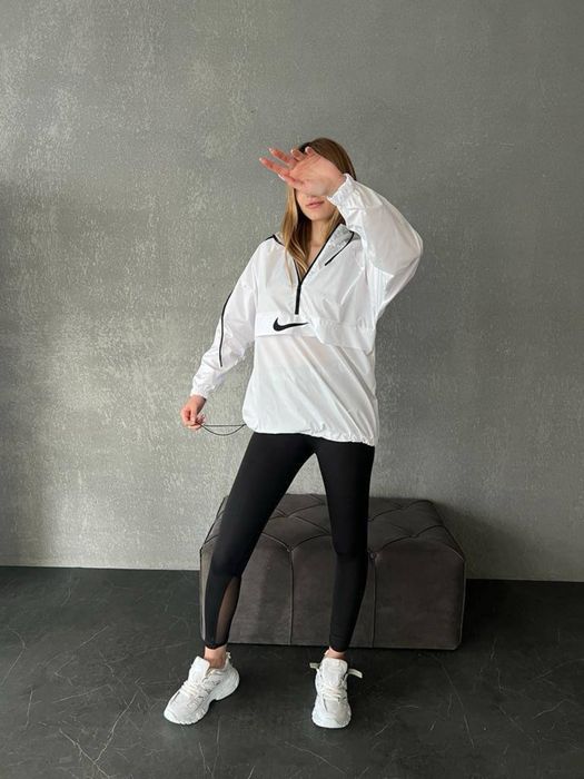 Дамска Ветровка NIKE (M и L размери)