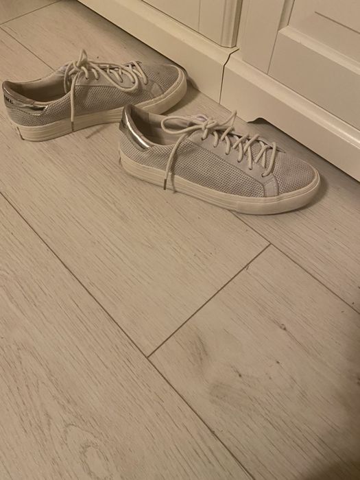 tenisi pt.fete,marca "No Name",marinea 38,piele naturala,crem,sireturi