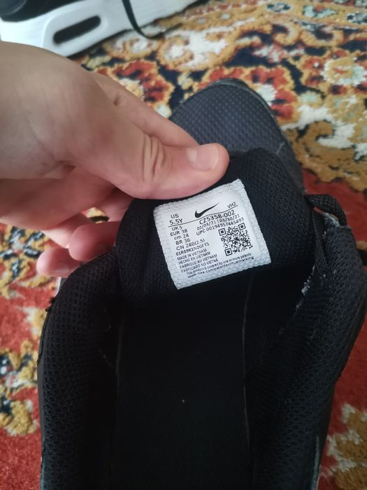 Vând adidași nike.