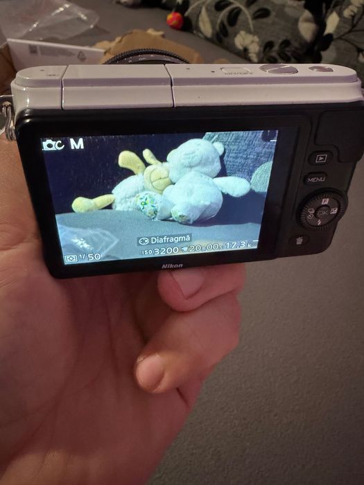Nikon 1 S1 cu obiectiv manual