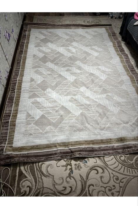 Продаются ковры и Столик  в хорошем состоянии