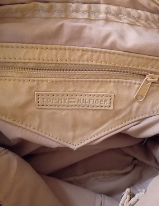 Vând geanta    Tommy       Hilfiger!