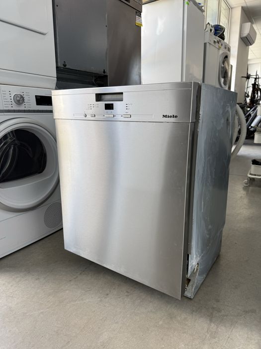 Съдомиялна MIELE 60/см с три кошници.