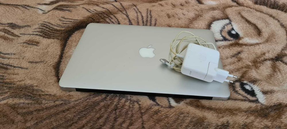 Laptop Apple Macbook Air 13" cu procesor I5,SSD de 240 Gb,4 Gb RAM,stare buna