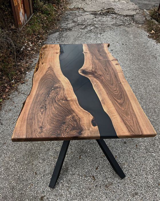 Уникална трапезна маса от орех с естествени криви ръбове