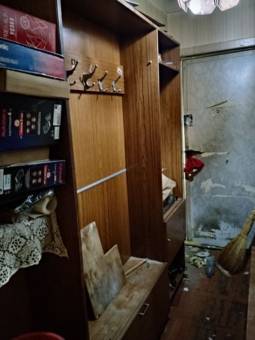 Продаётся стенка и другая мебель.