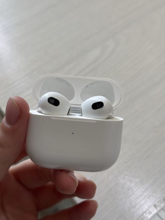 продается наушники AirPods 3 with Lightning Charging Case белый