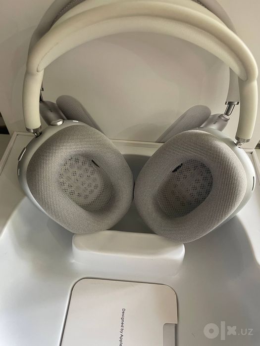 AirPodsMax with Silver Smart Case