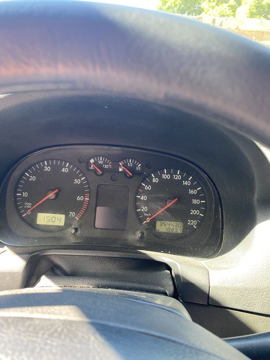 Vând golf 4 1.6 benzină an 2003.