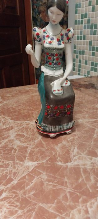 Винтажная статуэтка Вышивальщица.