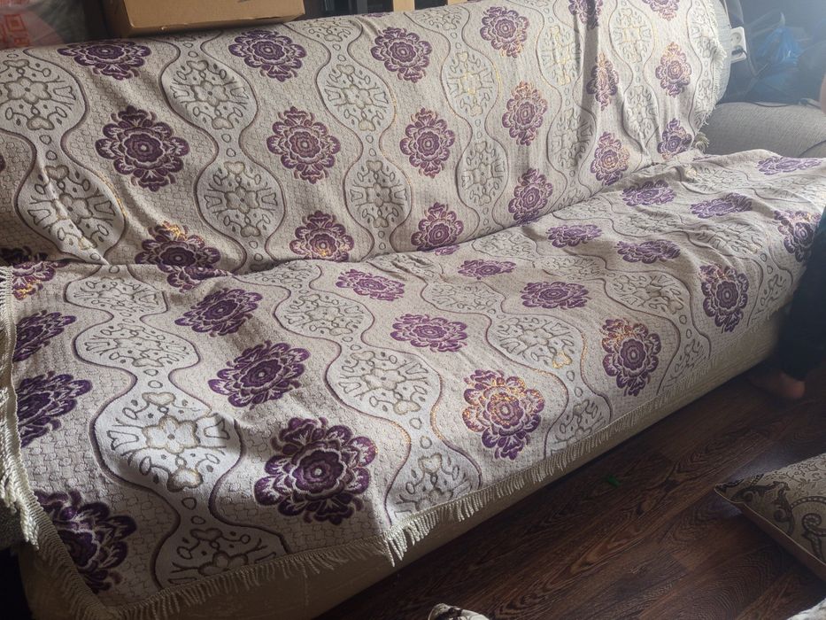 Отдам диван и 2 кресла.