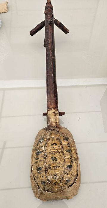 Instrument muzical tradițional Gnawa – Guembri (Sintir / Hajhuj)