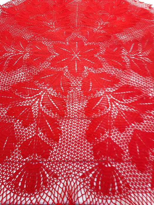 скатерть красного цвета ручной работы, вязанная крючком