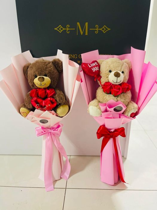 Buchet inima trandafiri cu findita  60 trandafiri si cu ursuleti