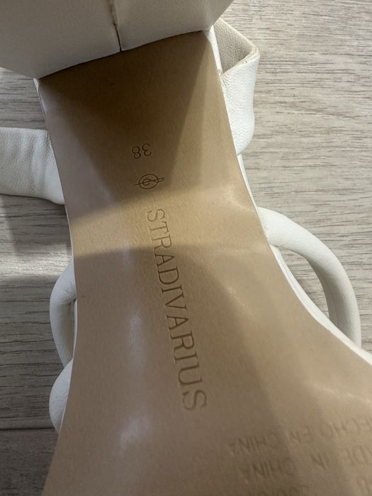 Сандали Stradivarius
