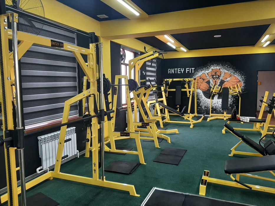 Для Зала 100 кв.м Комплект Качественных Тренажёров+ штанги и гантели.