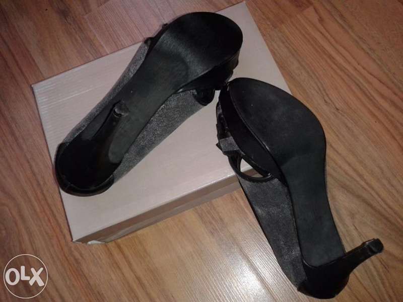 Отворени обувки на висок ток